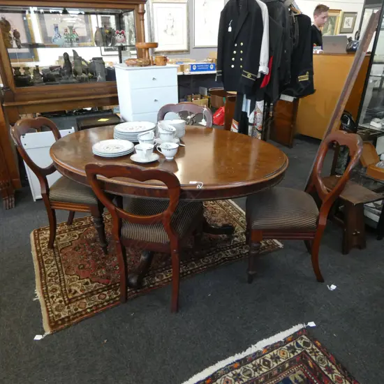 OVAL MAHOGANY DINNING TABLE, DIA.1450MM & 4 BALLOON BACKED CHAIRS SOME MARKS)