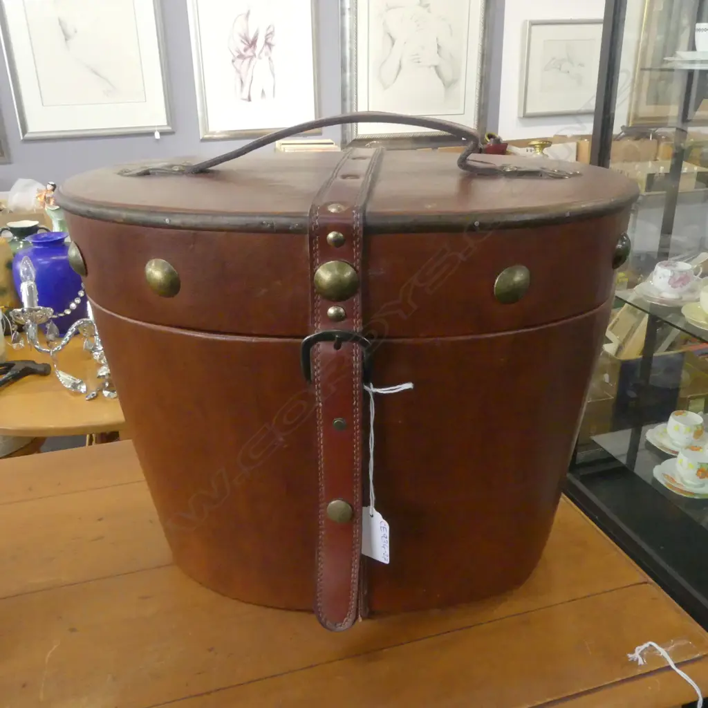 VINTAGE LEATHER BOUND WOODEN HAT BOX H.290mm Image 1++