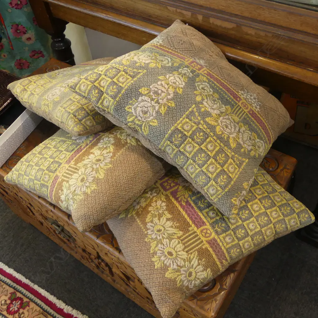 4 CUSHIONS  Image 1++