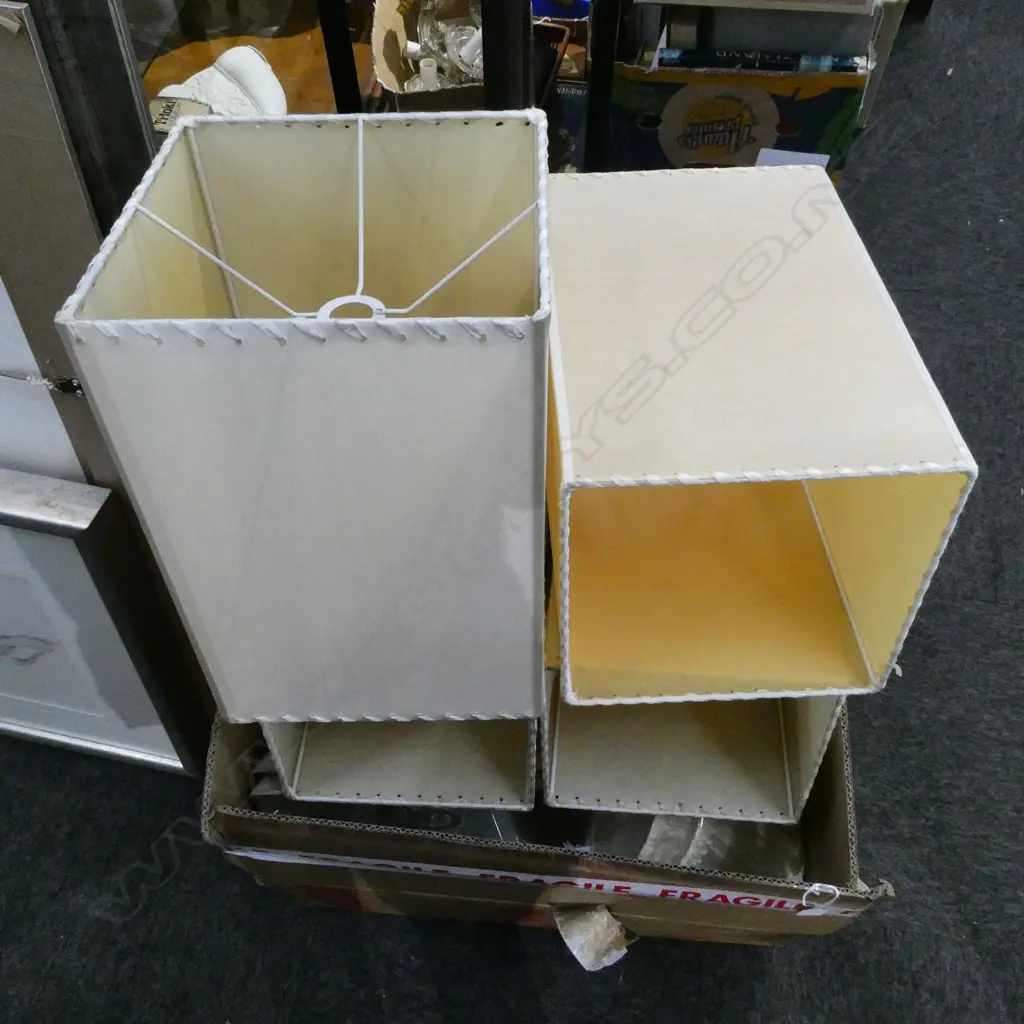 LARGE BOX OF LAMPSHADES Image 1++