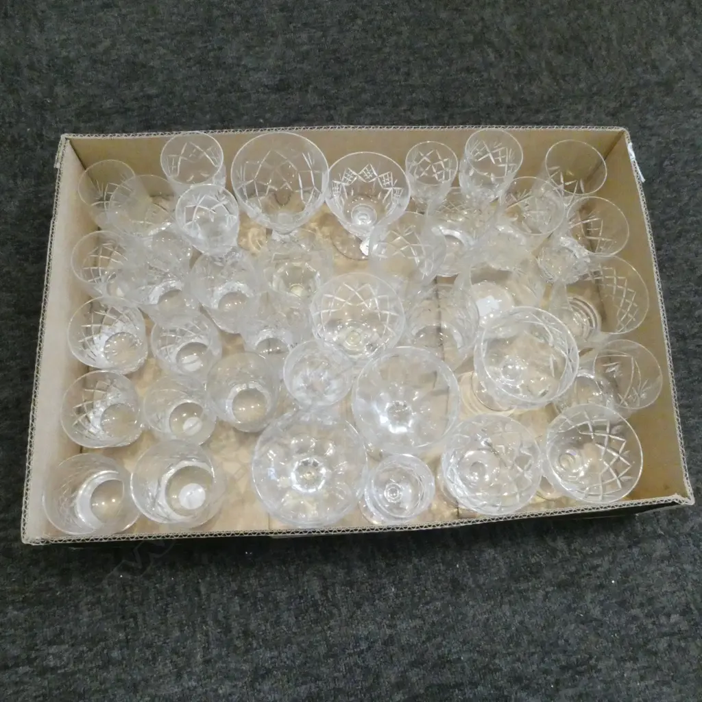 TRAY OF MIXED CRYSTAL GLASSES Image 1++