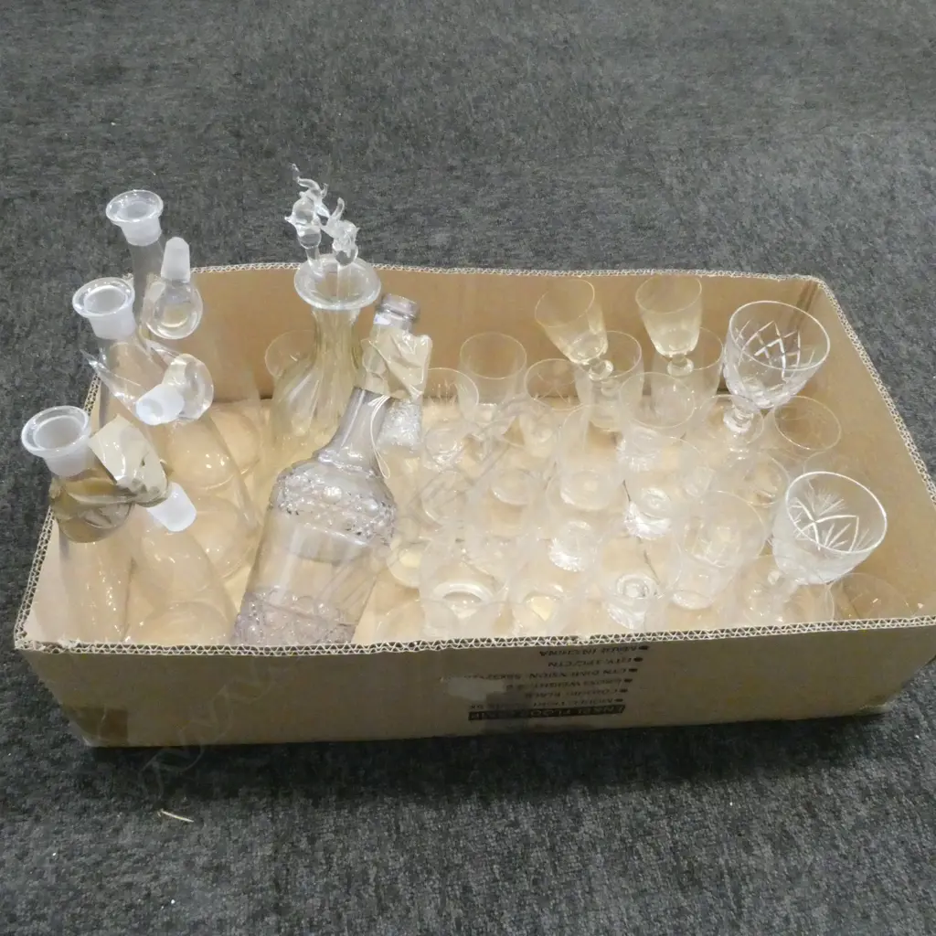 TRAY OF CRYSTAL GLASSES & DECANTERS Image 1++