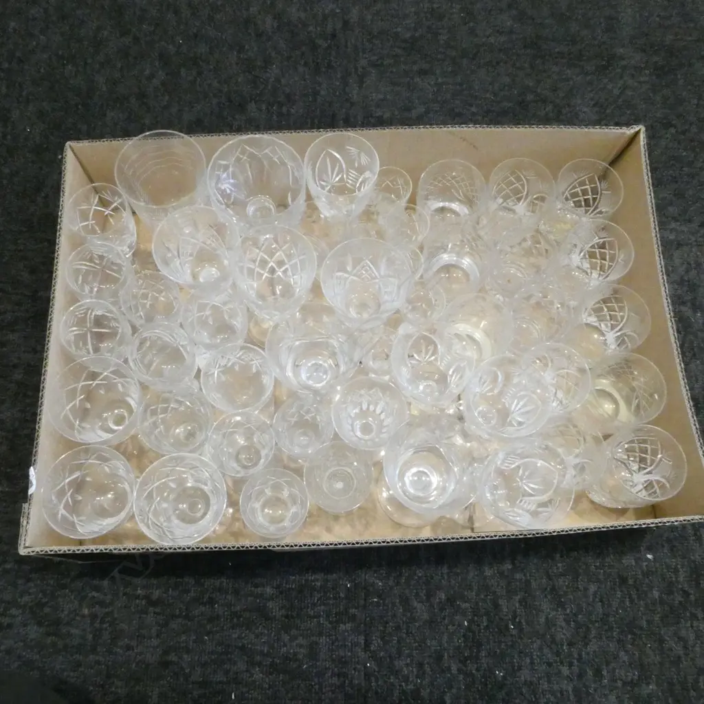 TRAY OF MIXED CRYSTAL GLASSES Image 1++