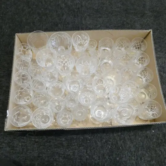 TRAY OF MIXED CRYSTAL GLASSES