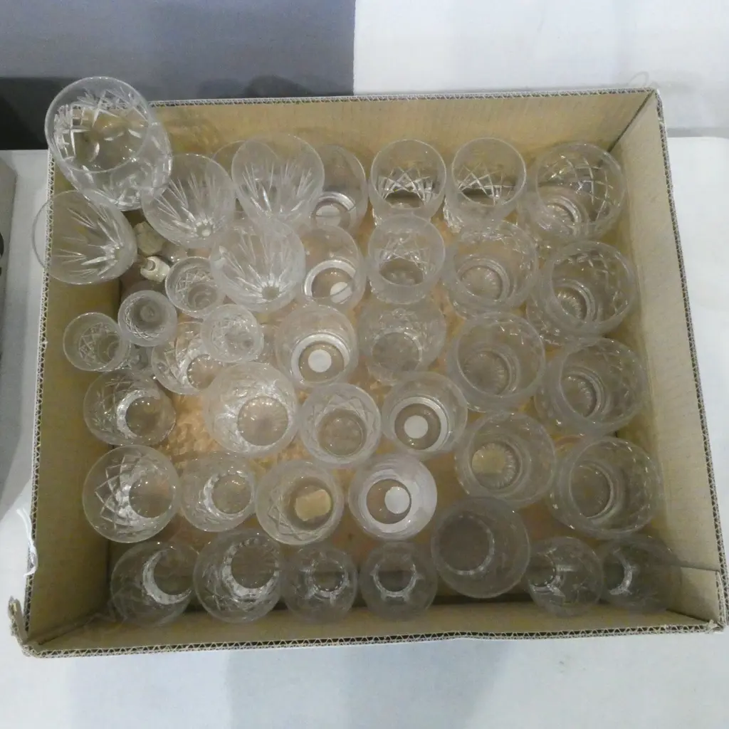 TRAY OF MIXED CRYSTAL GLASSES Image 1++