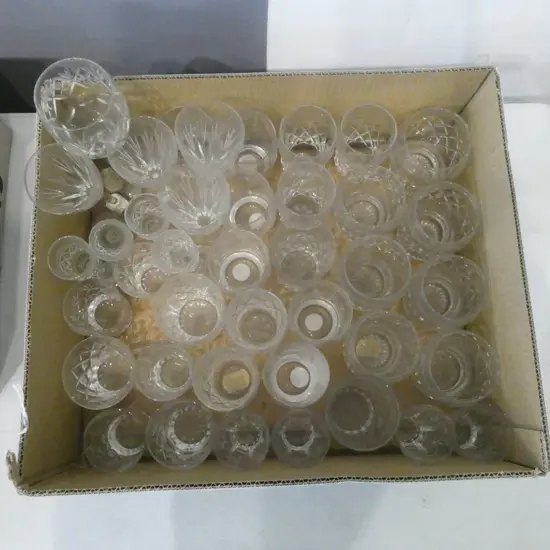 TRAY OF MIXED CRYSTAL GLASSES
