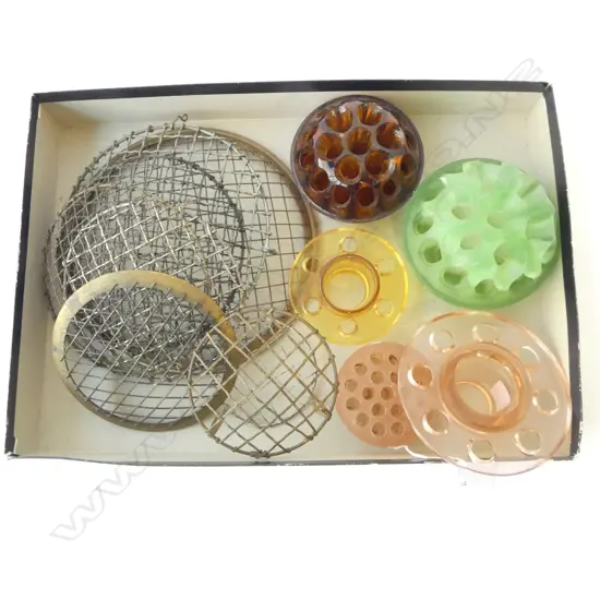 5 DEPRESSION GLASS FLOWER FROGS & 7 FLORISTS MESH FLOWER HOLDERS