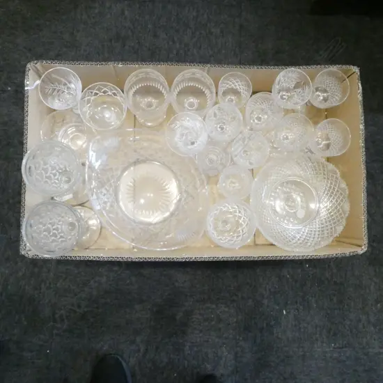 TRAY OF CRYSTAL GLASSES COMPORT & BOWL