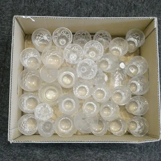TRAY OF MIXED CRYSTAL GLASSES