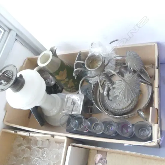 BOX OF ANTIQUE & VARIOUS COLLECTABLES