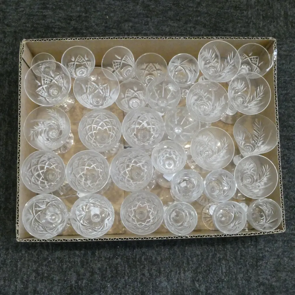 TRAY OF CRYSTAL GLASSES Image 1++