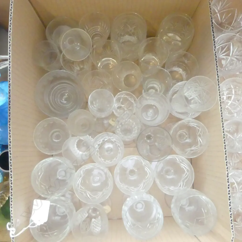 BOX OF MIXED CRYSTAL GLASSES Image 1++