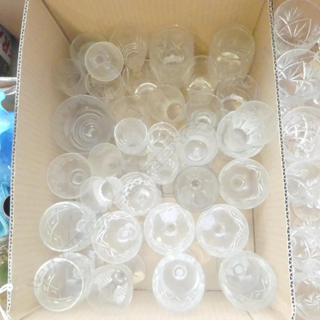 BOX OF MIXED CRYSTAL GLASSES Image 1++