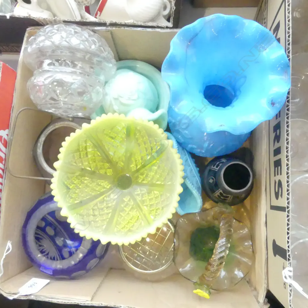 TRAY OF 10PCS VINTAGE COLOURED GLASS VASES BOWLS ETC Image 1++