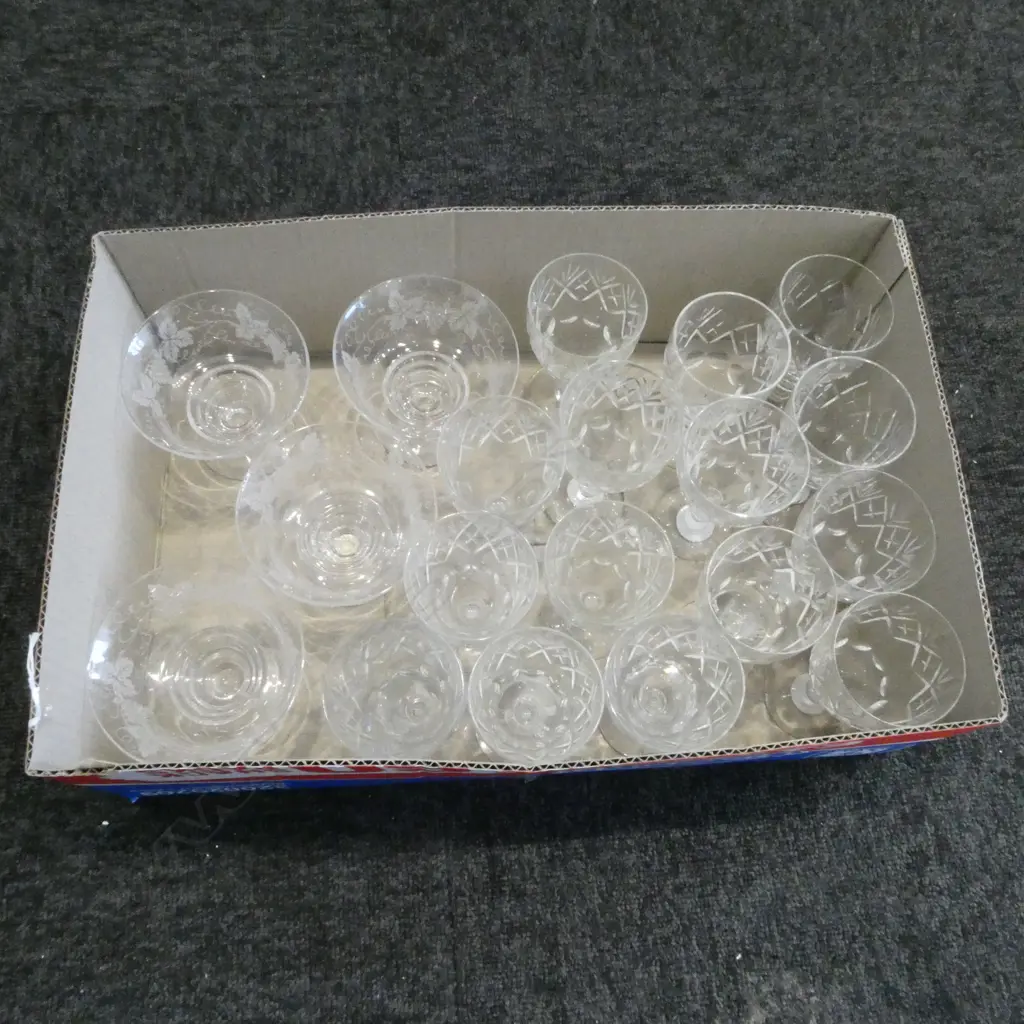 TRAY OF 15 WEBB CORBET CRYSTAL GLASSES & 4 STUART SUNDAES Image 1++
