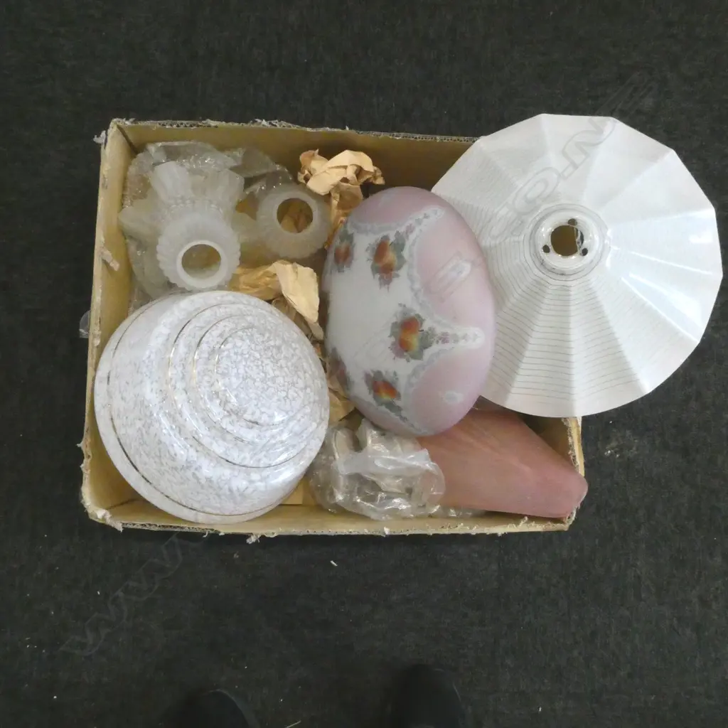 BOX OF VINTAGE LIGHTSHADES Image 1++