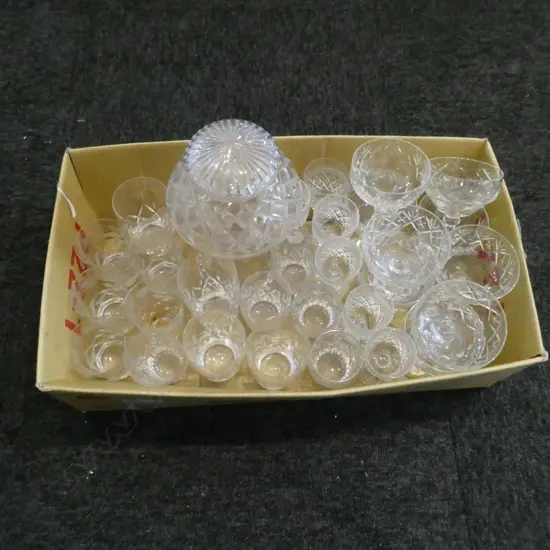 BOX OF CRYSTAL GLASS SUNDAES & CRYSTAL TABLE LAMP NO ELECTRICS H230MM