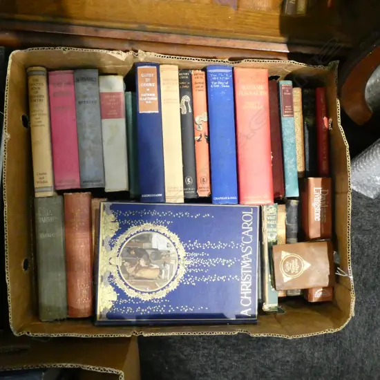 BOX OF VINTAGE BOOKS H G WELLS SERIES ETC