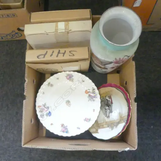 BOX OF RACK PLATES & HAND PAINTED VICT MILKGLASS VASE H340MM