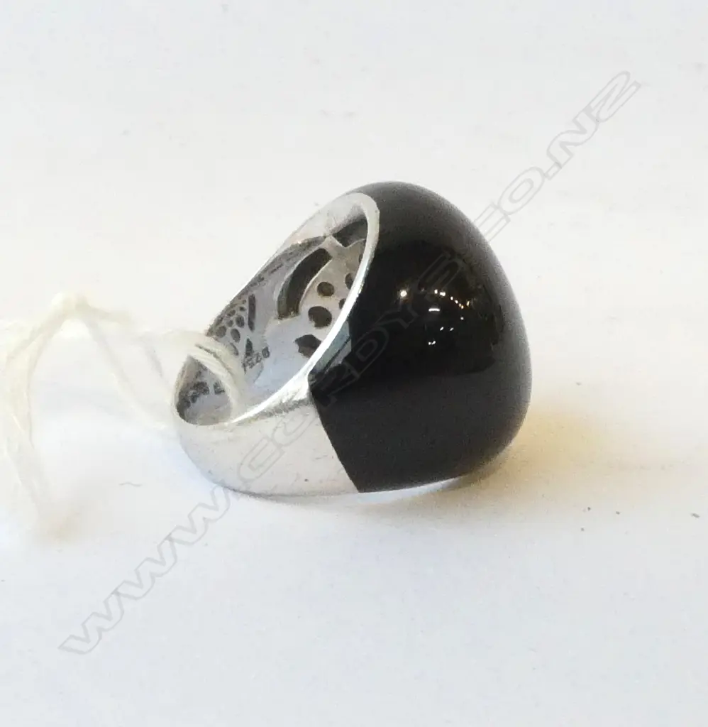 925 DOMED BLACK TOP "NAJO DESIGN" RING SIZE P Image 1++