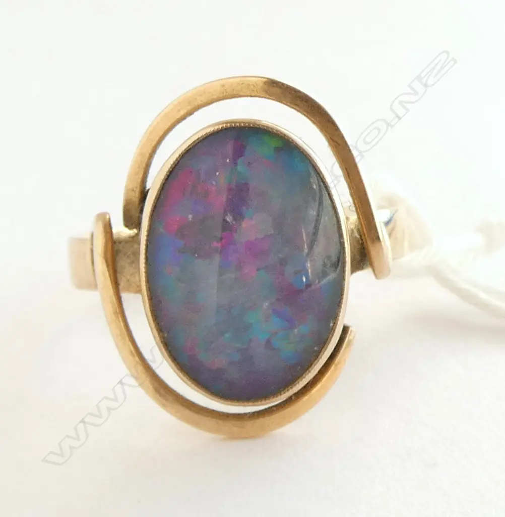 9ct OPAL CABOCHON RING, 3.56gms SIZE O Image 1++