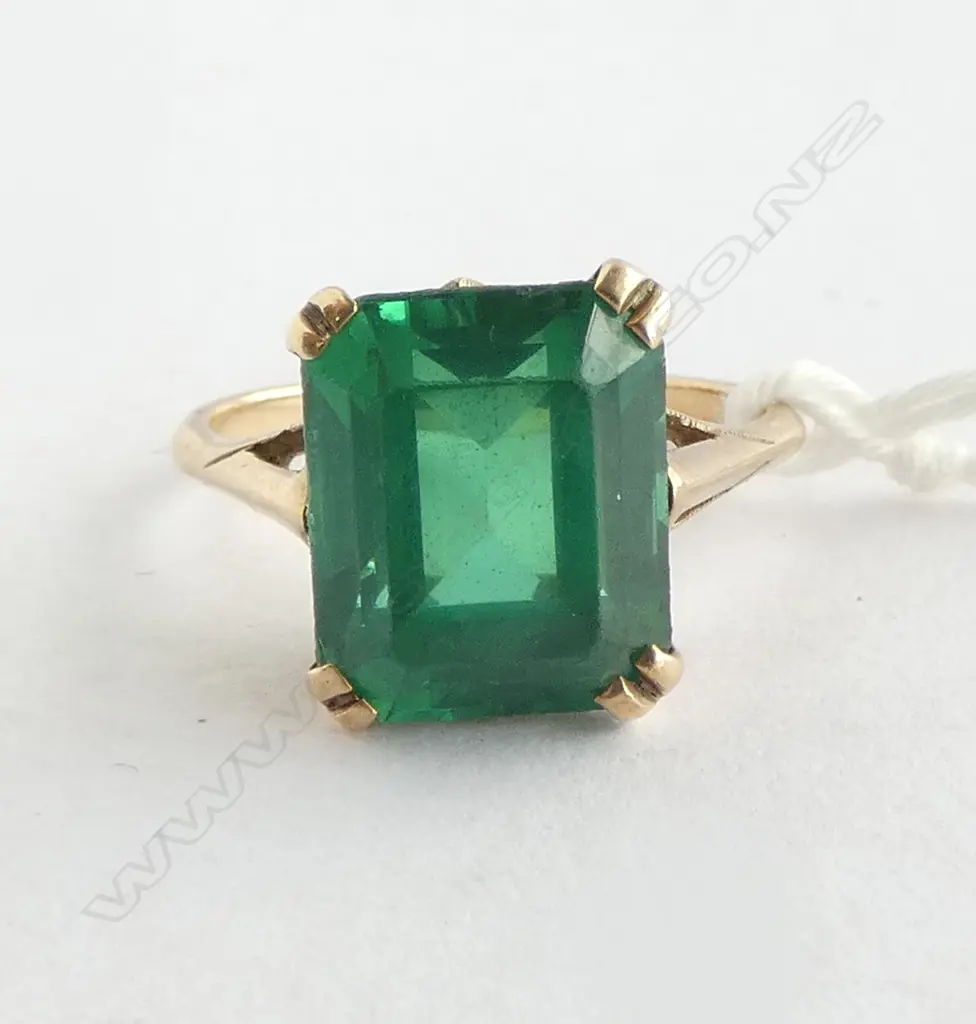 VINTAGE 9ct GOLD & SYN GREEN COLOURED STONE DRESS RING 4gms SIZE O Image 1++