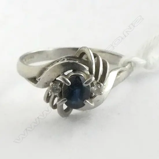 PLATINUM SAPPHIRE & DIAMOND RING 2.6gms SIZE J