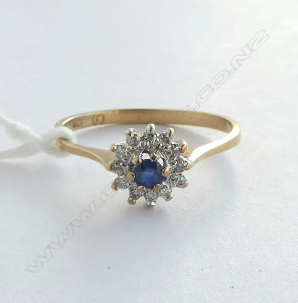 9ct SAPPHIRE & DIAMOND SMALL CLUSTER RING, 1.6gm SIZE P Image 1++