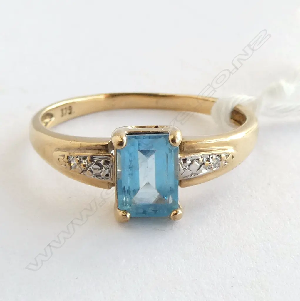 9ct BLUE TOPAZ & 2 small DIAMOND DRESS RING, 2.2gm SIZE R Image 1++