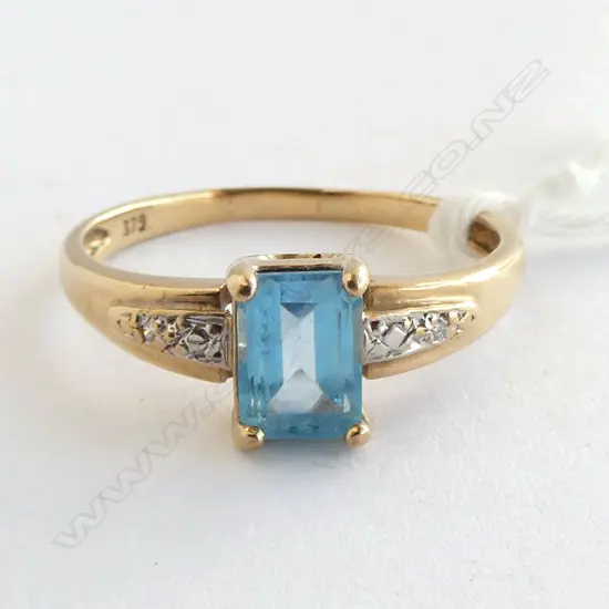 9ct BLUE TOPAZ & 2 small DIAMOND DRESS RING, 2.2gm SIZE R