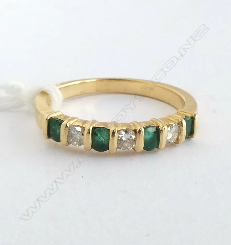 14ct YELLOW GOLD 4 EMERALD & 3 DIAMOND BAND RING 2.5gms SIZE M Image 1++