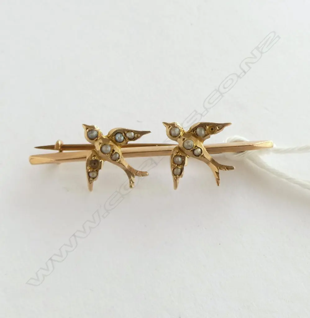 VICTORIAN SWALLOW BROOCH, 1.35gm Image 1++
