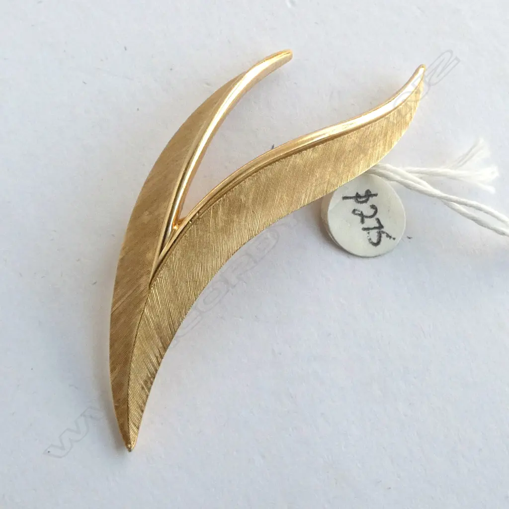 GOLD PLATED V-FORM STYLISH PENDANT  Image 1++
