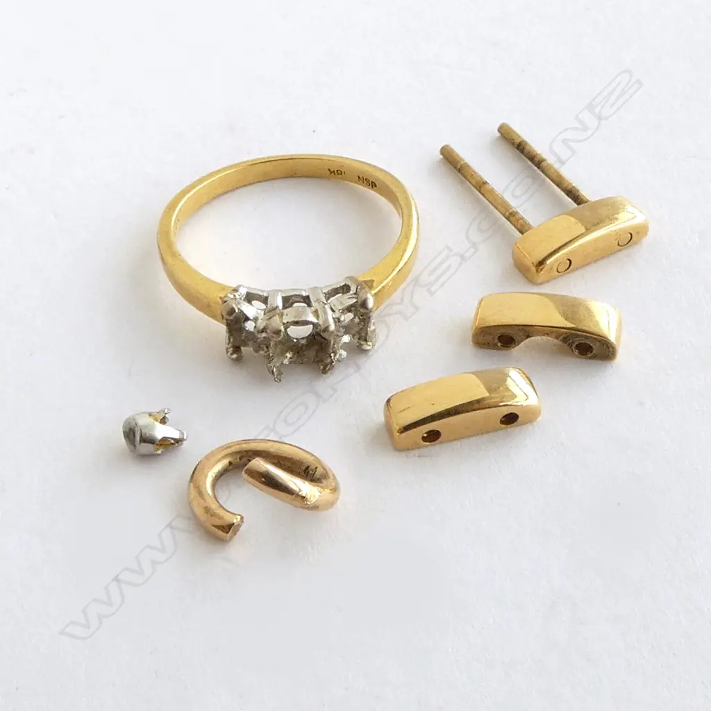 18ct GOLD 3 STONE RING MOUNT 2.61gms, GOLD CLIP AND CARTIER WRISTWATCH LINK (TOTAL 6.33gms) Image 1++