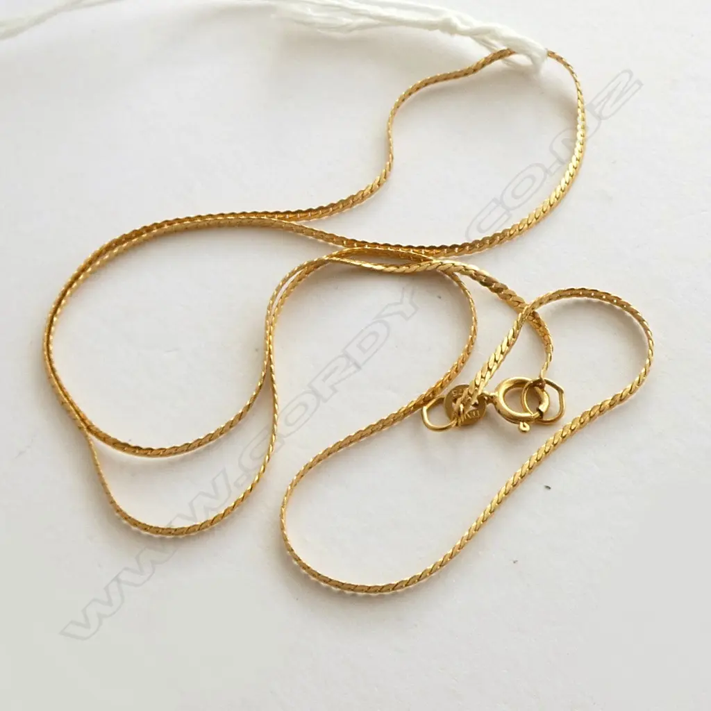 9ct FINE CHAIN, L.440mm, 2.28gm (sml dent) Image 1++