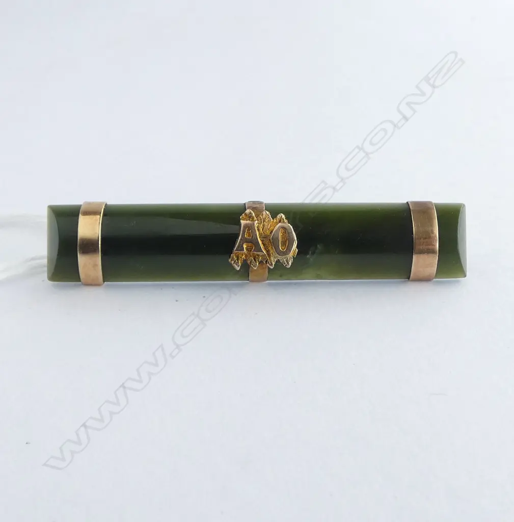 9cT GOLD & POUNAMU VINTAGE BAR BROOCH FAULT Image 1++