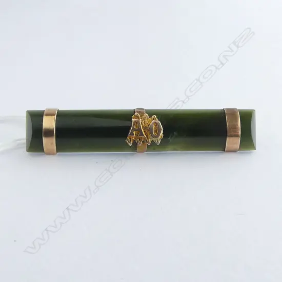 9cT GOLD & POUNAMU VINTAGE BAR BROOCH FAULT