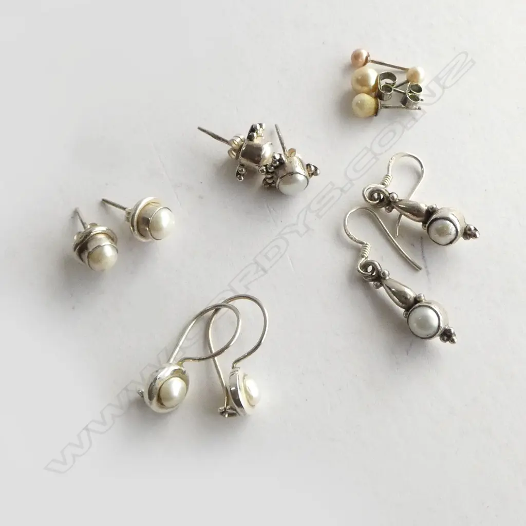 5 PRS SILVER & PEARL EARRINGS Image 1++