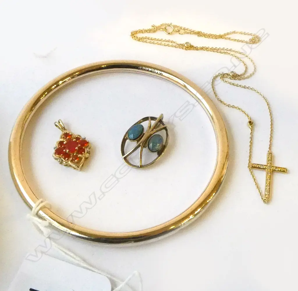 4 PCES SILVER GILT JEWELLERY; BANGLE, 2 PENDANTS, NECKLACE w. CRUCIFIX Image 1++