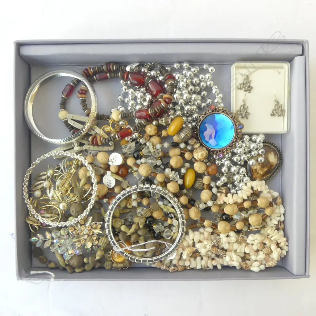TRAY OF COSTUME JEWLERY Image 1++