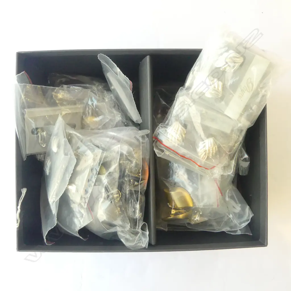 BOX OF COSTUME JEWLERY Image 1++