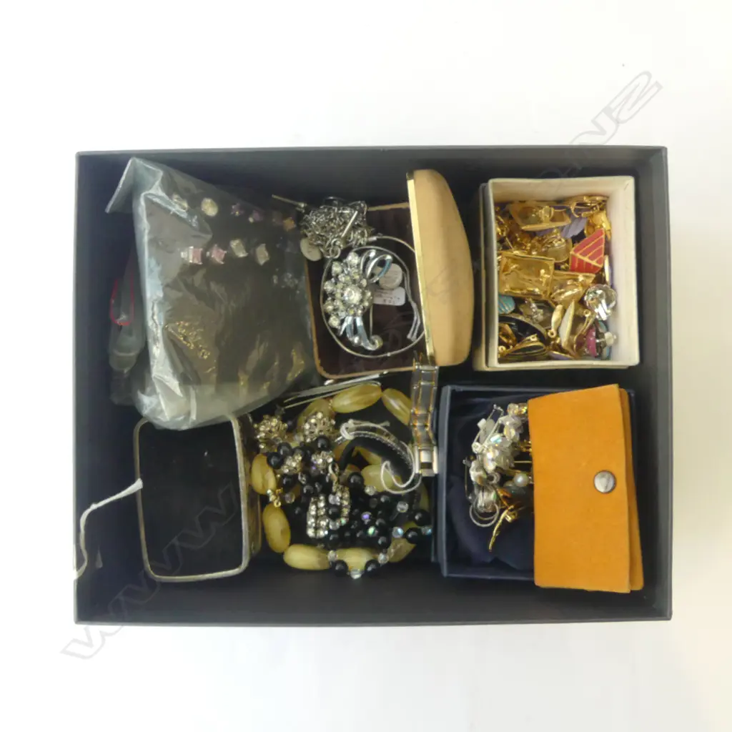 BOX OF ASSORTED JEWLERY Image 1++