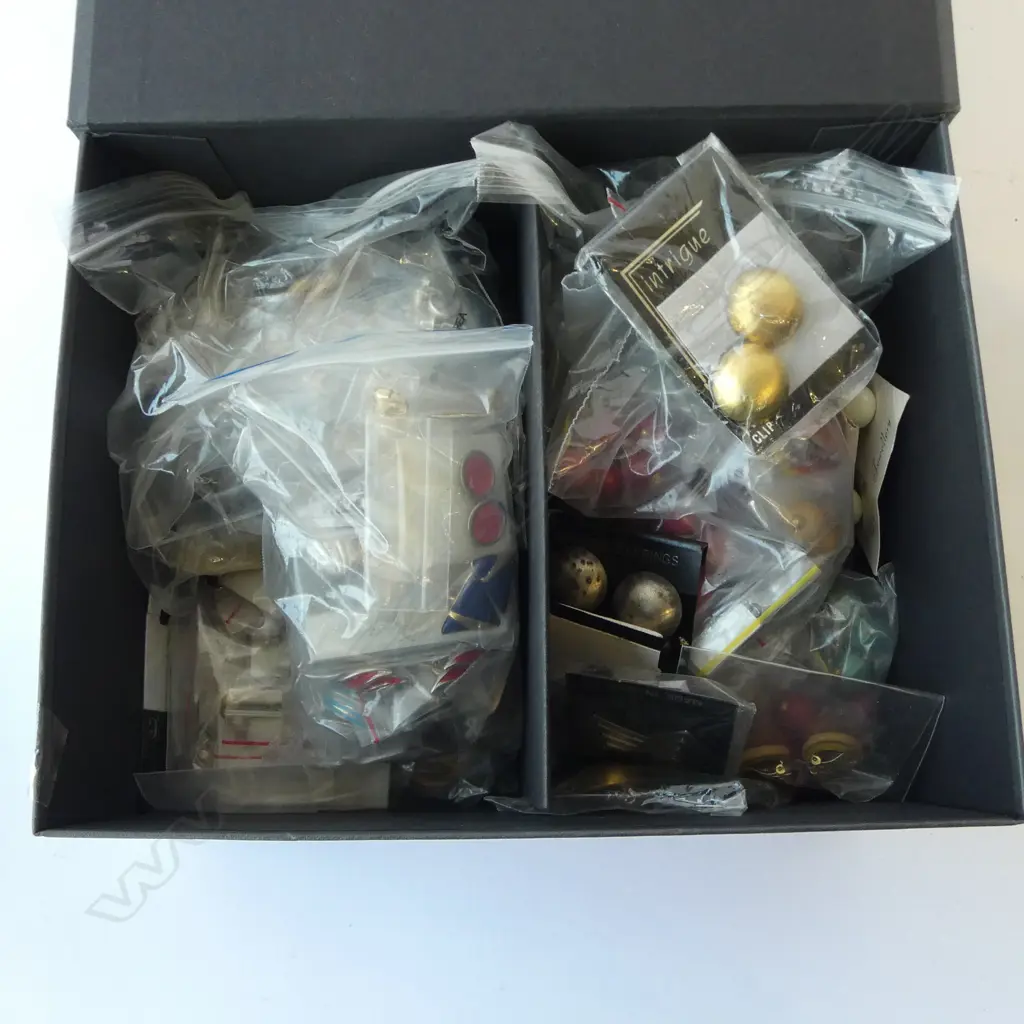 BOX OF COSTUME JEWLERY Image 1++