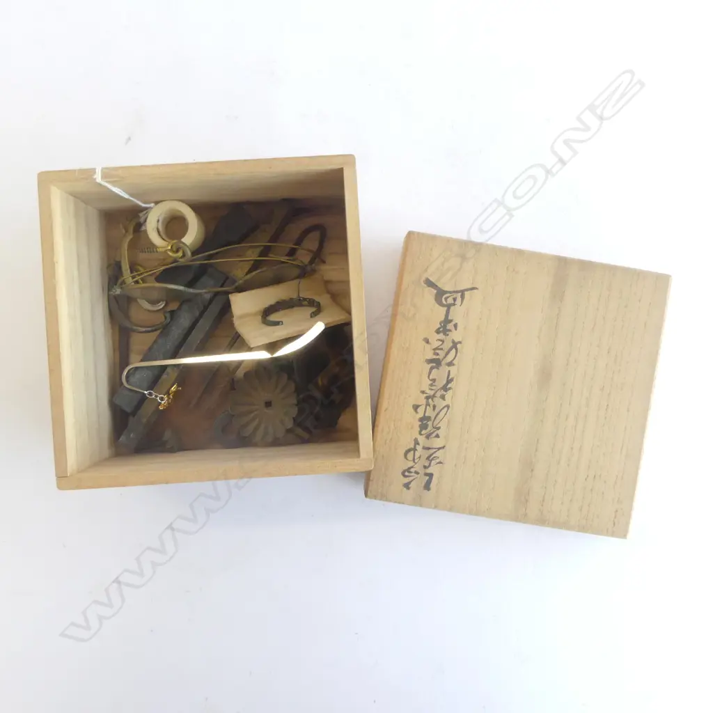 OLD ORIENTAL BOX WITH MULTIPLE OLD COLLECTABLES & FITTINGS: spectacles + ink stone + lge bronze medallion etc Image 1++