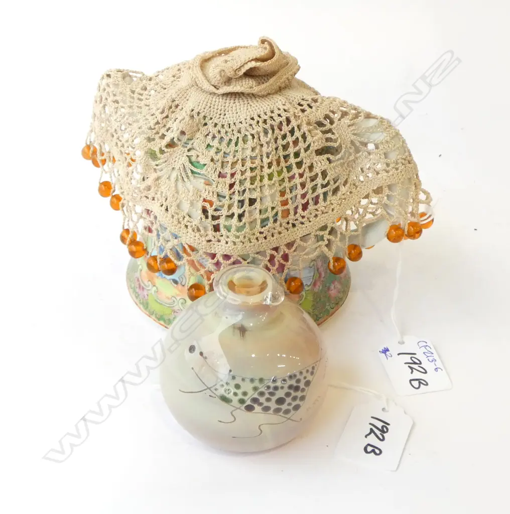 FAMILLE ROSE TEAPOT (NO LID) H.100mm + SMALL ART GLASS VASE  Image 1++