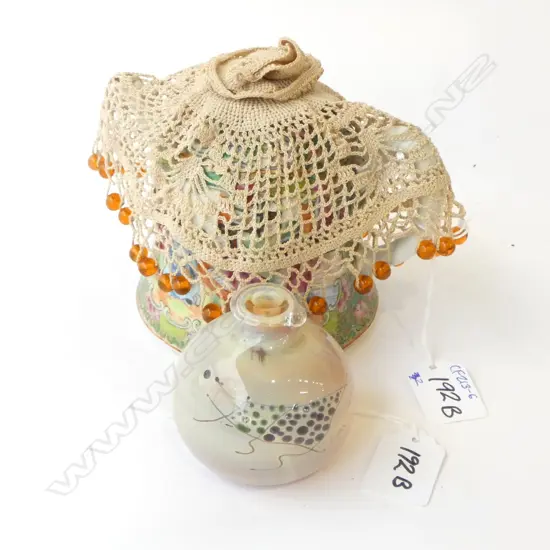 FAMILLE ROSE TEAPOT (NO LID) H.100mm + SMALL ART GLASS VASE 