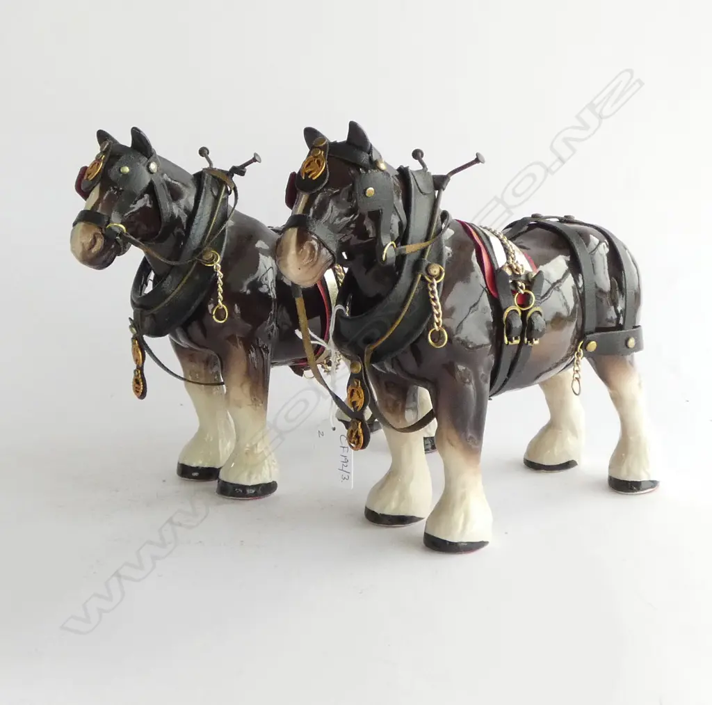 2 DRAFT HORSE FIGURINES IN LIVERY L.260mm Image 1++