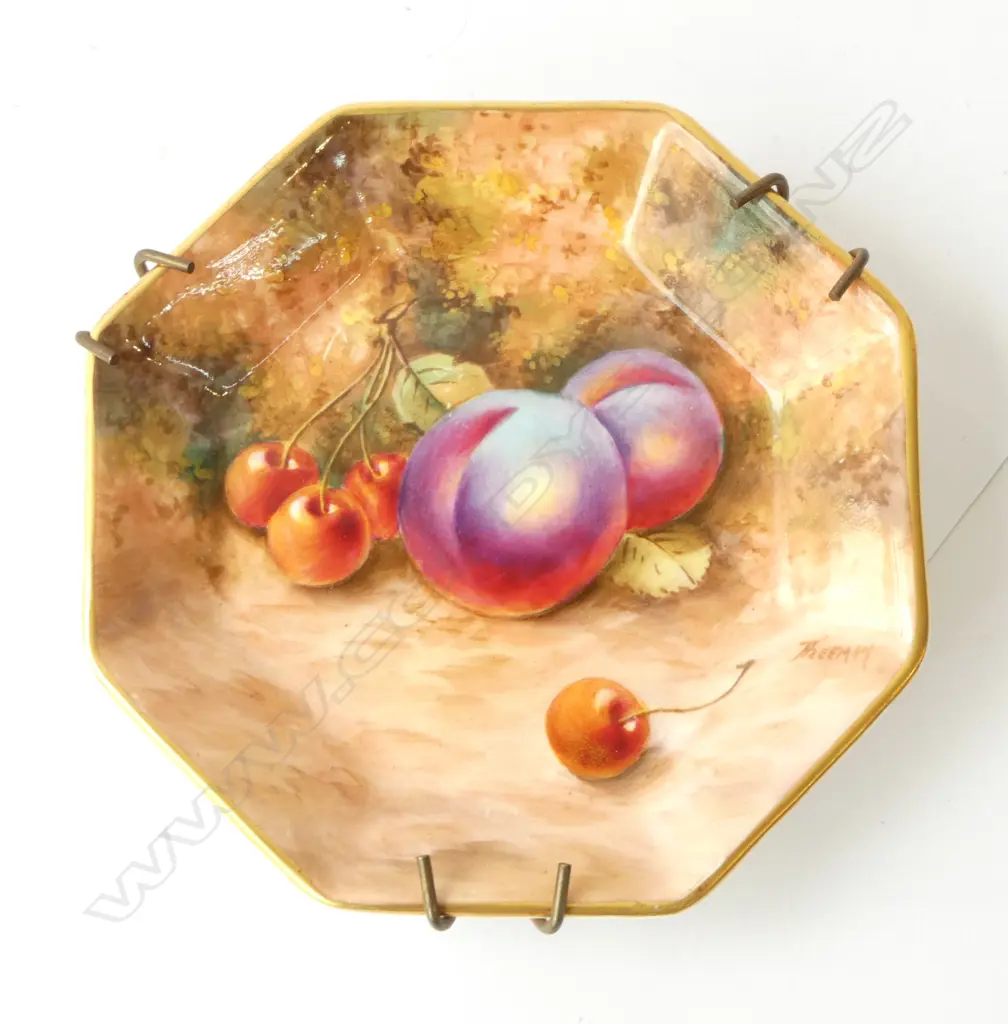 ROYAL WORCESTER OCTAGONAL DISH painted & signed by Freeman. W.125mm Image 1++