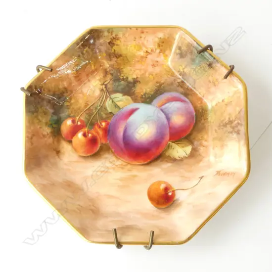 ROYAL WORCESTER OCTAGONAL DISH painted & signed by Freeman. W.125mm