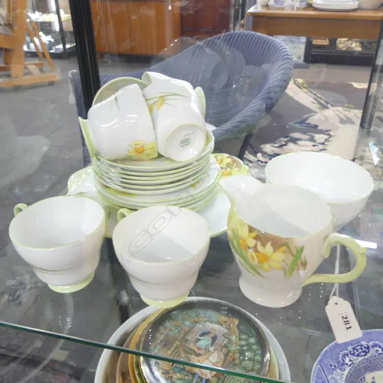 SHELLEY CHINA TEASET 6CSPS C/SUGAR & CAKE PLATE DAFFODIL PAT